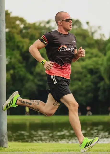 Treinador correndo em um parque